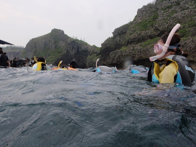 クルーザーから降りて荒波の中、「青の洞窟」に向かって泳ぎます<br /><br />ここに来るまでに大部分の方が船酔いでグローキーでしたがみんな頑張って進みます<br /><br />背後に見えるのは早朝に来ているグループ