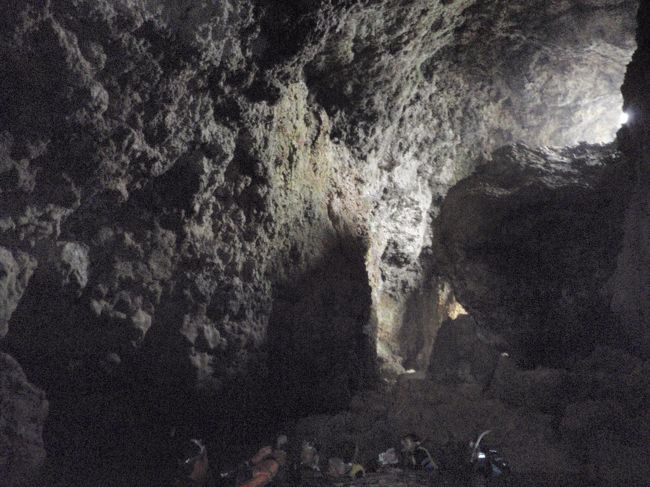 青の洞窟の中<br /><br />奥に行くと陸地にあがれます<br /><br />観光化する前は洞窟の奥の岩場から飛び込みしていたそうです