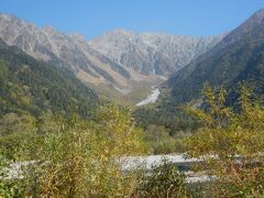 　朝食後に出かけたのは、我が家で1番お気に入りのビューポイント。
　穂高が真っ正面に見えるし、河童橋の喧噪が嘘と思えるほど人がいないので、此処でのんびり景色を眺めるのは、上高地へ来た時の最大の楽しみになっています。
　位置は、小梨平キャンプ場の管理小屋裏の土手。左から大きめの沢が流れ込んでいます。
　