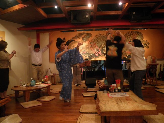 食事も民謡もよくて、楽しいエンターテイメントでした。この日は午前中に竹富島観光、午後浜島へのシュノーケリング、夜に本島へ移動というハードスケジュールでした。