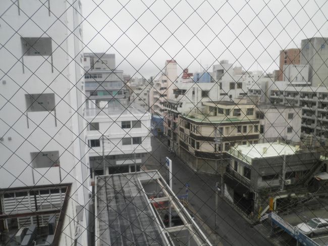 5月3日<br /><br />この日はレンタカーで本島内を観光します。朝7時15分頃、ホテルの窓から周囲を撮影。