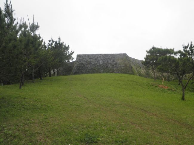 朝8時過ぎ、レンタカーで那覇中心街を出発。那覇から北へ向かいました。9時20分頃、世界遺産のうちの一つ、座間味城跡に到着しました。