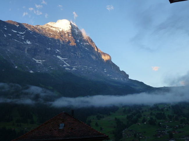 スイス最終日の朝です。<br />アイガーに朝日が当たって美しい〜♪