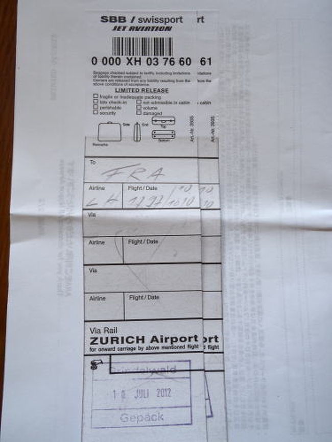 朝食後、ホテルのチェックアウト前にグリンデルワルトの駅で飛行機のチェックインを済ませました。<br /><br />スイスの主要鉄道駅では航空機のチェックインが可能。<br />（利用できない航空会社あり。チェックインもフライト時間による時間制限あり）<br />ボーディングパスも発券してくれるので、空港では一気にセキュリティゲートまで行けて便利です。<br /><br />Eチケットの裏にバゲージクレームタグを貼ってくれました。<br /><br />今回は乗継のフランクフルトで1泊するため、フランクフルトで一度荷物はピックアップします。<br />　↑　東京まで一気に送ることも出来たようですが、日本から出発の際、ANAに《荷物はフランクフルトでピックアップしなければいけないのか》を尋ねたところ「そうなると思います。現地で確認してください」と言われたので、荷物を全部スーツケースに押し込んでしまったため、今更一泊分の荷物を出す気にもならず、ピックアップする羽目になりました(ーー;)