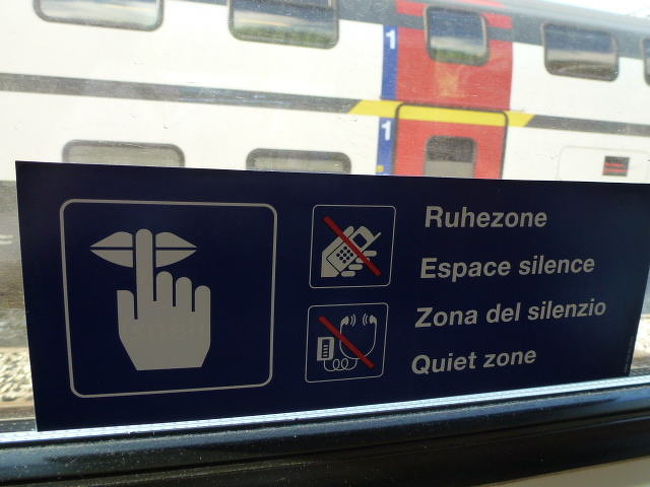 乗った車両はサイレントカー。<br />この車両ではケータイや音楽プレイヤー、大声での話などは禁止されてます。<br /><br />音楽プレーヤーのチャカチャカ音ってホントに気になるので、日本でもこういう車両の導入をして欲しいですねぇ。