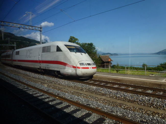 進行方向右手にこれからクルーズするトゥーン湖が見えてます。