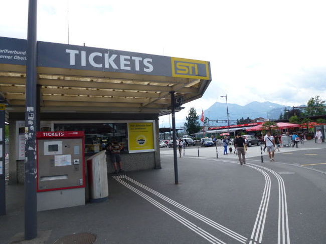 駅前のロータリーに遊覧船のチケット売り場。<br />(急いで乗船したので下船後に撮影)<br /><br />有効日のスイスパスを所持していれば、チケットを購入せずに乗ることが出来ます。<br /><br />尚、この船は周回ではないので、どこかで降りて戻って来なきゃならないんです。<br />この時間帯は逆向きコースがないので、ちょっと不効率な回り方になっちゃいました。