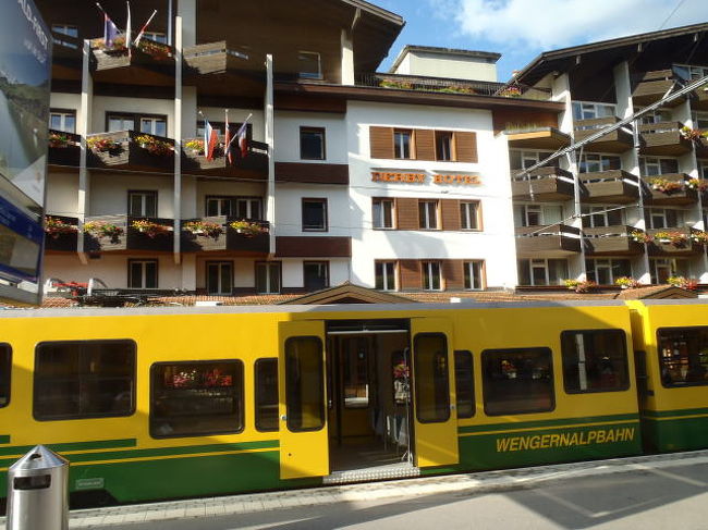 荷物を送り出してからホテルをチェックアウト。<br />チェックアウト時に、前夜、インターネットが2分で切れて、その後全く繋がらなかったことをクレーム。<br />(ホテルダービーはWIFI利用が30分で2フランでした)<br />何故か2.5フラン返って来ましたが(@_@)、説明するのも面倒だし、そんな語学力もないので、0.5フランは迷惑料としていただきました(笑)<br />