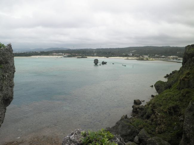 写真は万座毛ビーチでしょうか。