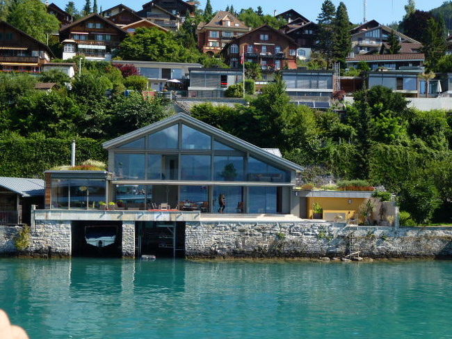 ボート付きの別荘っぽいご邸宅。<br /><br />どんな方がお住まいなんでしょうねー。