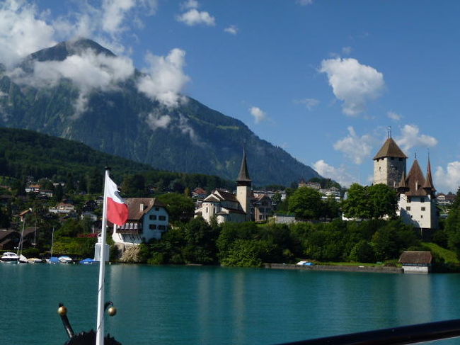 ピラミッドのようなニーセン（2362ｍ)とシュピーツ城が見えてきたら、シュピーツの港に到着です。