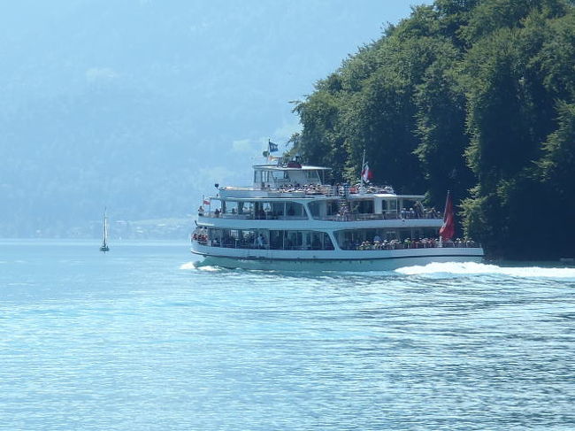 船は更にインターラーケンウエストまで、あと1時間ほどの旅です。<br /><br />さよ〜なら〜(^0^)/~~~<br /><br />でも岸から見てもホントに水が綺麗だわ☆<br /><br />