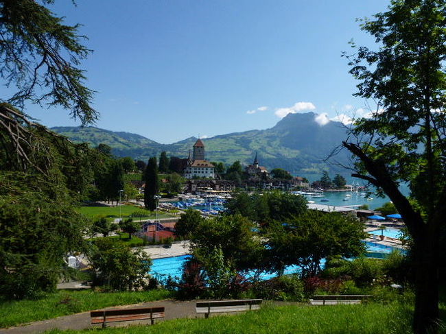 振り返って、ヨットハーバーとシュピーツ城。