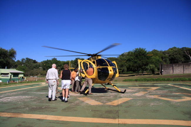 さて、本日は朝一にヘリコプターに乗りに行きました。まだお客様が溜まっていなかったので、20分くらい待ってヘリに乗り込みます。ガイドさんから「写真を撮る人は運転席の隣よ！」と言われて、ベストシートに座り込みます。