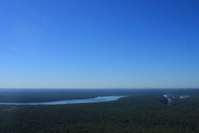 飛行時間は20分ほど。緑濃いジャングルの上空に飛び立つと、イグアスの滝に注ぐ上流の川が見えてきます。