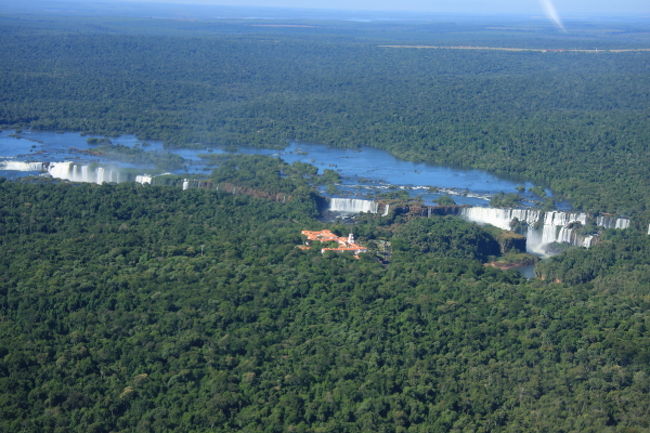 左下のオレンジ色の建物が、私たちが泊まったHOTEL DAS CATARATASです。ホテルの真横からブラジル側の遊歩道は始まって、奥の悪魔ののどぶえの下まで続いています。