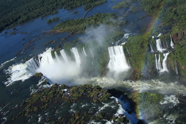 悪魔ののどぶえ。U字型と書きましたがVに近い切り込みです。その右上から真横に伸びているのがアルゼンチン側の橋です。悪魔ののどぶえの真上まで続いているのがよくわかります。