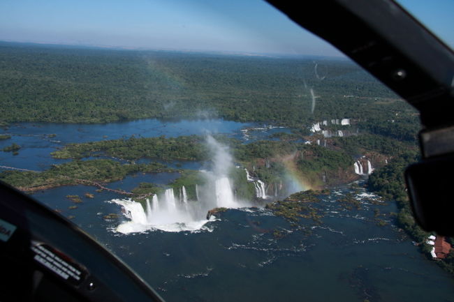 旋回してます。上の方がアルゼンチン側で遠くまで滝が続いているのがわかります。昨日はあの右上の遠くの滝のあたりを歩きました。