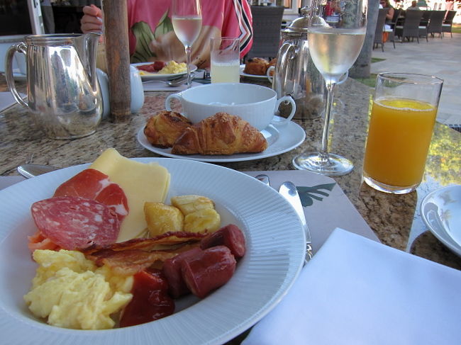 イグアスの2日目の2/16（木）の朝は、プールサイドのカフェでの朝食で始まります。HOTEL DAS CATARATASのブレクファスト・ビュッフェにはスパークリングワインのボトルが冷えているではありませんか。「朝シャン（シャンパン）」と称して飲む飲む。グラスを手にしている私たちを見て、外人のお父さんたちも飲む飲む（笑）。