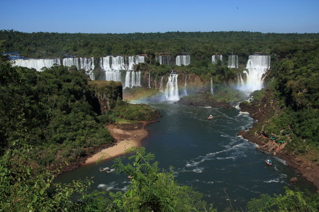 さて、ヘリから降りたら、ホテルに戻って、そのすぐ横から始まる遊歩道を歩きます。対岸に数多くの滝が、それも2段になって落ちているのが見えます。