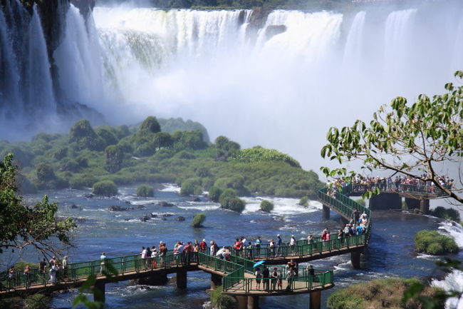 最後にぐっと下まで降りて行きます。ブラジル側は滝の下に橋を作り、悪魔ののどぶえを奥に見上げるところまで歩いて行けます。