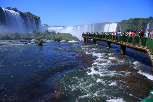 透明で青い水が見るからに冷たそうです。