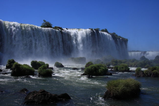 この滝のぐっと右奥が深いv字に切り込んでいて悪魔ののどぶえです。