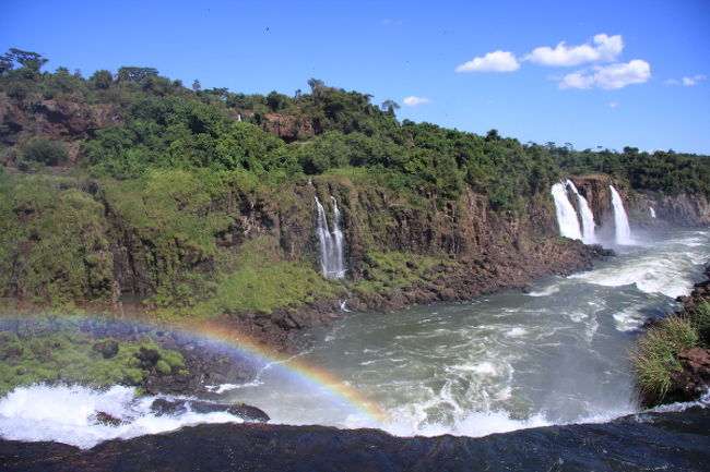 悪魔ののどぶえに一番近いあたりから振り返ると、激しい流れが下流に続いていて、左岸が全部滝になっているの見えます。