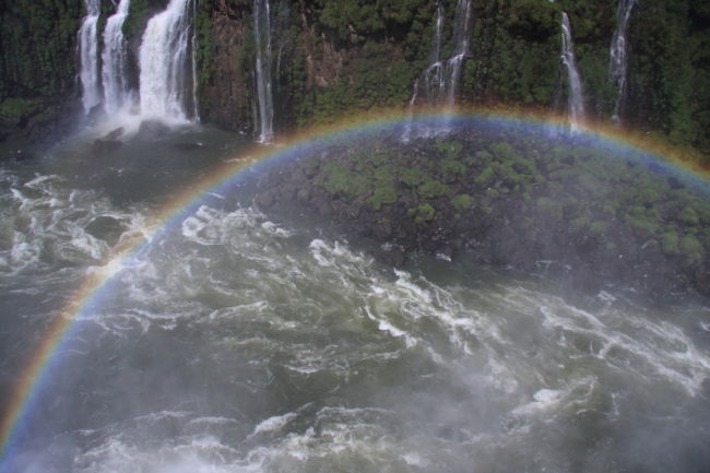 この位置から見る虹は180度以上の円形になっていて見事です。