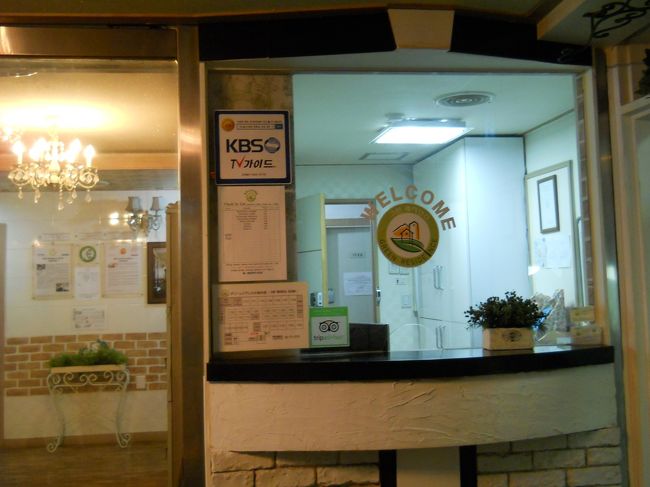 今回の宿泊は立地優先で「グリーンレジデンス」に。<br /><br />この歳でワンルームマンションってのもなんだけど、ロイヤルホテルの隣ってのは便利よね。<br /><br />BOOKING.COMで2泊140000ウォンはお値打ち。<br /><br />受け付けは英語を話し、施設の利用案内もきちんとしてくれた。<br /><br />料金は前払いでチェックアウト時は勝手に出て行くシステム。<br />