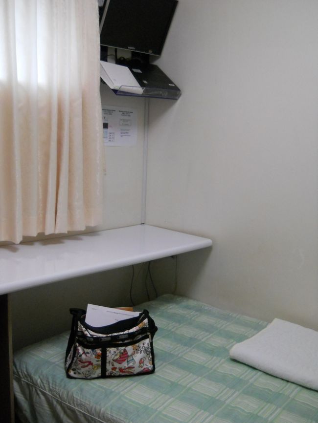 シングルルームは17平米と書いてあったがさすがに狭い。<br /><br />暗証番号で開閉するドアなので、ルームキーは不要。<br /><br />この部屋は窓があった。