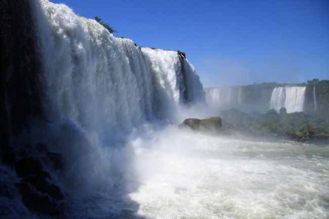 ブラジル側の一番奥にはエレベーターと螺旋階段があって、これは１階上にあがった景色。