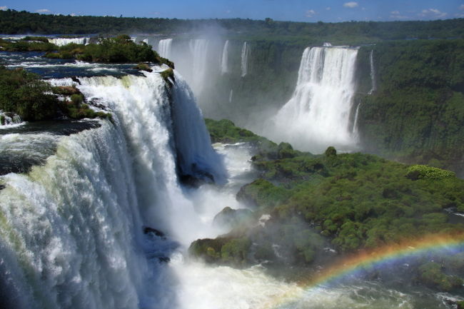 もう１階上まであがった景色。先ほどの左手にあった壁のような滝が下に見下ろせます。