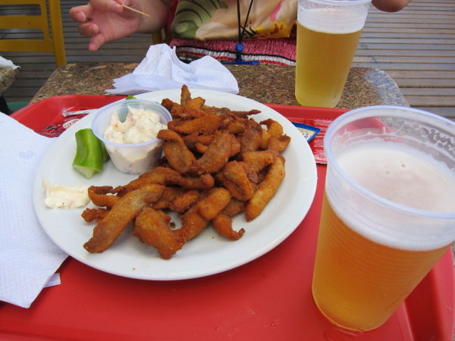 軽いランチにしました。ミックスフライかな？と思ってオーダーしたのは、川魚と思われる白身の魚のフライでした。案の定大盛りなので、３人で１皿でランチにします。ビールはお約束でしょう。けっこう暑いのです〜。