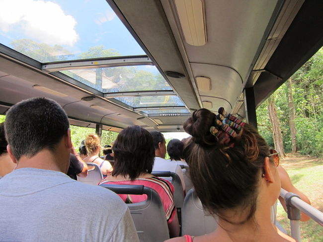 路線バスに乗ってホテルまで戻りました。国立公園内を行ったり来たりしているので、観光客の便利な足となっています。