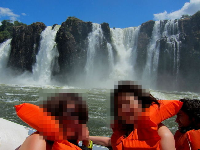 滝につっこみます。これでもか、これでもかと何回も船を回転させて！はっきり言って激しすぎて目も開けてられません。このあとお世話になったリオのB君の息子さんは、誤って水を飲んでしまって、3日間発熱と下痢に苦しんだそうです。ボートはわざとスライドさせながら急停止しては水しぶきをお客さんに浴びせ続けるので、私は耳に水がはいってしまって、ホテルに戻って綿棒でケアするまで、世の中の音がむにゃむにゃ響いてました。とにかく情けないほど濡れて、笑うしかなかったです（笑）