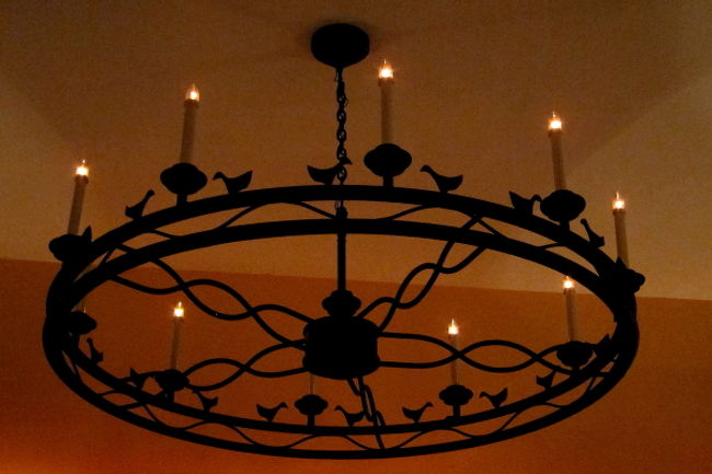 壁には鳥の絵がたくさんかかっていました。シャンデリアも鳥のシルエット。