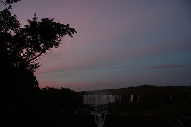 2/17(金）の早朝、起きだして、朝焼けとイグアスの滝の撮影に出かけました。ほんとは日の出前に行きたかったのですけど、さすがに一人歩きは怖かったので、少し明るくなってからのお出かけです。