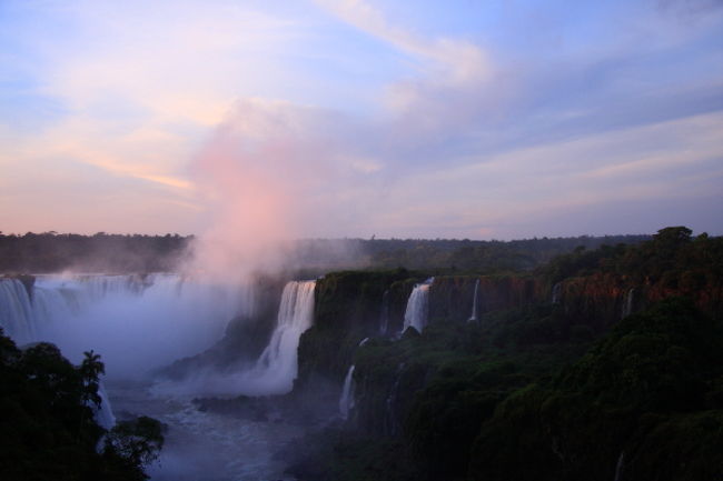 悪魔ののどぶえからわき上がる水煙もピンク色に染まっています。