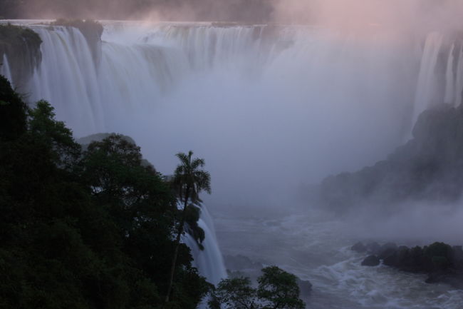 早朝はほとんど行き交う人もいません。水のごうごうという音が響きわたり、マイナスイオンに包まれている感じ。