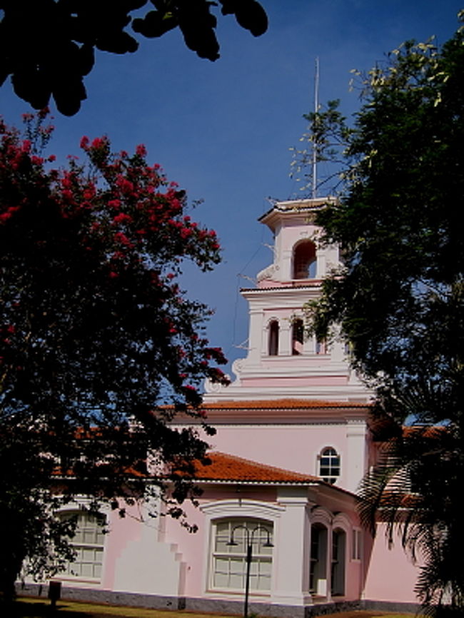 ピンクの壁のコロニアル風ホテルをあとにします。