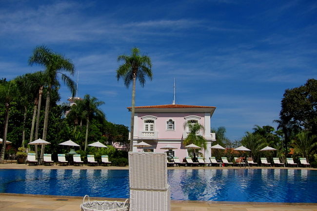 今日はゆっくりリゾートライフを楽しもうということになり、プールサイドにてダラダラすることにしました。日差しはすぐに強くなって、プールで楽しむ家族やカップルも増えてきました。長旅だと一日くらいこういう日があると身体が楽になります。