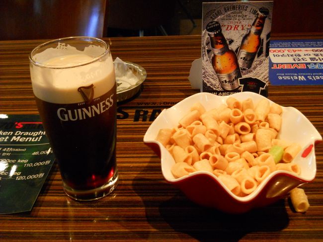 明洞に戻ったら23時近くだった。<br /><br />とりあえずホテルまでの通り道で一杯やっていく。<br /><br />大好きなギネスドラフトがあって最高！<br /><br />11000ウォン×●杯・・