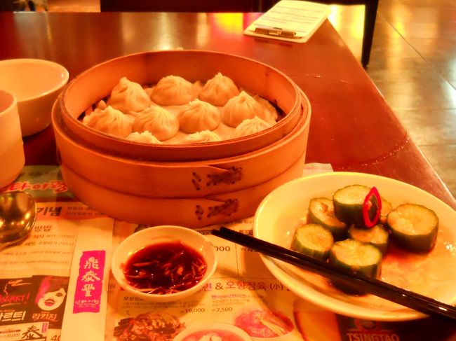 ソウルに来てまで夕食は「鼎泰豐」<br /><br />小龍包10個9000ウォン、胡瓜の前菜4000ウォン、サービス税10％。<br /><br />人気店なのね、満席だった。<br /><br />いろんな国の鼎泰豐に行ったけど、ここが一番雑な盛り付け。<br /><br />イメージダウンだな〜