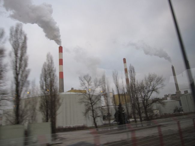 《バスの車窓から》<br /><br />工場地帯ですかね。<br />煙突から煙がもくもく。。。