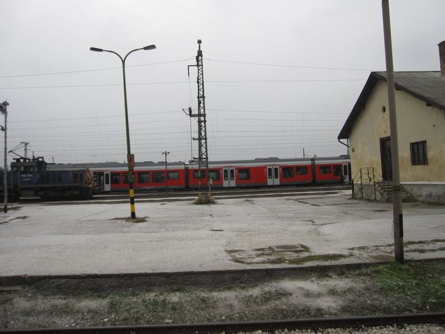 駅です。。。。<br />運転手さんが降りていきました。<br />なぜ駅に??誰か乗ってくるの?<br /><br />どうやらバスの調子が良くないらしく、何かの警告ランプが点いたそうで運転手さんが降りてなにやら作業をしています。。。<br />その間、前の席のお婆ちゃまから｢柿ぴー｣をいただいて食べていました。<br /><br /><br />しばらく作業して、警告ランプも消えたようなので出発しました。