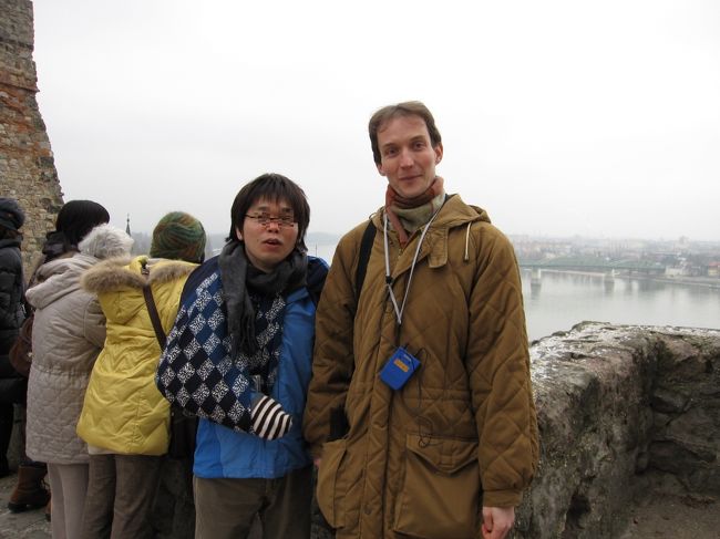 ハンガリーからお世話になりますガイドのラズロさんと。<br /><br />私ら夫婦で勝手につけたあだ名は｢トニー｣<br />2人で愛読している『ダーリンは外国人』シリーズに登場するトニー･ラズロさんと名前が同じだったから。そういえば、トニーの両親のどちらかがハンガリー出身だった。ラズロってハンガリーに多い名前なのかな。。<br />