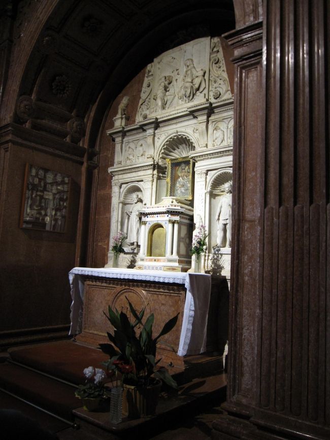 【バコーツ礼拝堂】<br />ハンガリーの赤大理石とイタリアの白大理石を用いたバロッフ様式の礼拝堂。<br />オスマン･トルコとの戦闘時には1600ほどに分解されて破壊を逃れた。<br />ルネッサンス期の建物としてはイタリアを除くヨーロッパで最古になる。<br /><br />