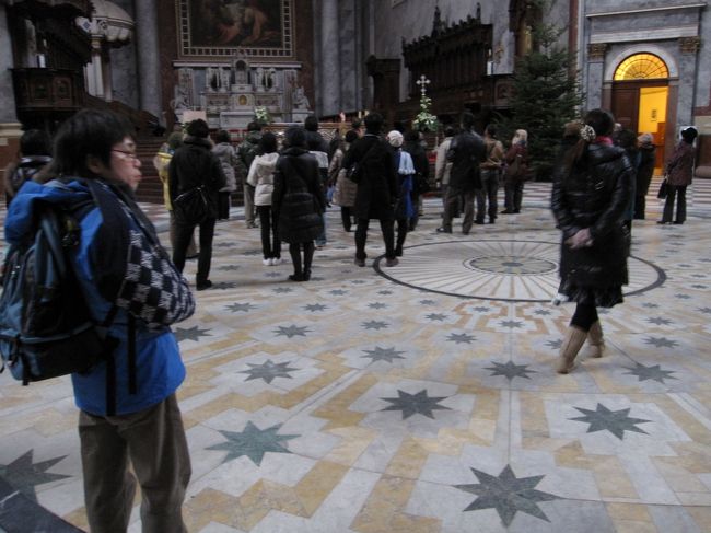 中央のドームの下の床には星がいっぱい☆