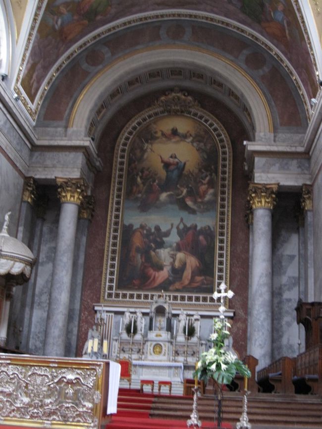 主祭壇に飾られている『聖母マリアの被昇天』<br />イタリア人のミケランジェロ･グレコレッティ作<br /><br />1枚のキャンバスに描かれた絵画としては世界最大級。<br />大きさは13.5ｍｘ6ｍ